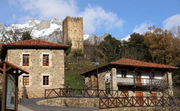Gochicoa analiza con el alcalde de Camaleño la mejora del acceso a Cosgaya y la construcción de un nuevo aparcamiento en Mogrovejo