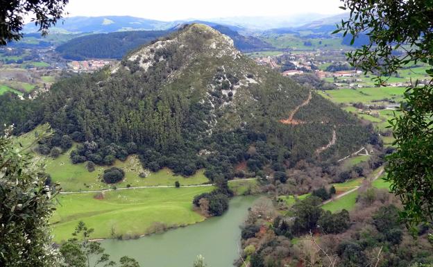 Rescatada una senderista por un ataque de pánico en Pico del Castillo