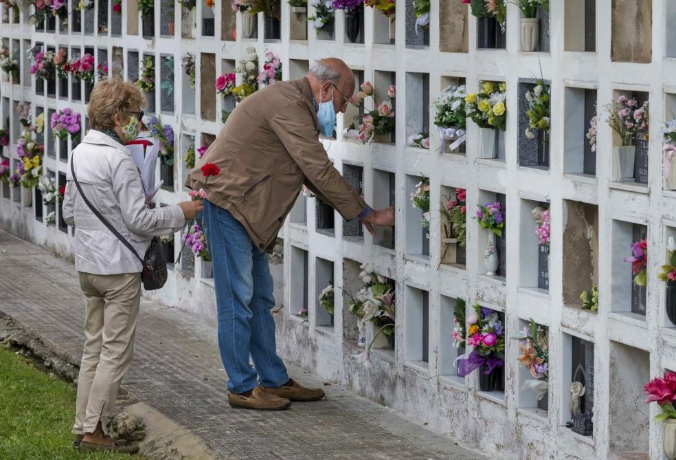 Flores, sepulturas... y mascarillas