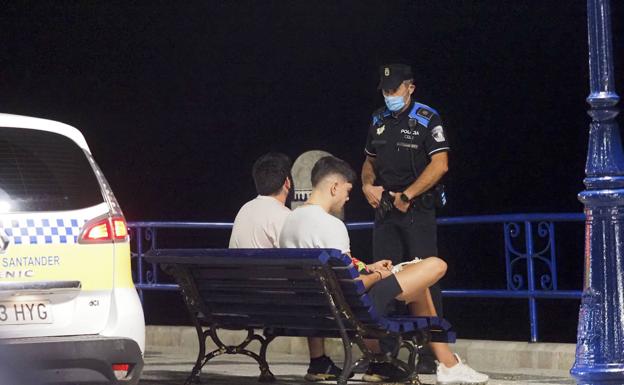 La Policía de Santander denuncia a 54 personas por hacer botellón este fin de semana