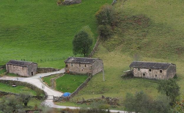 Vega de Pas lleva el agua hasta ocho viviendas de Palacio Ruiz