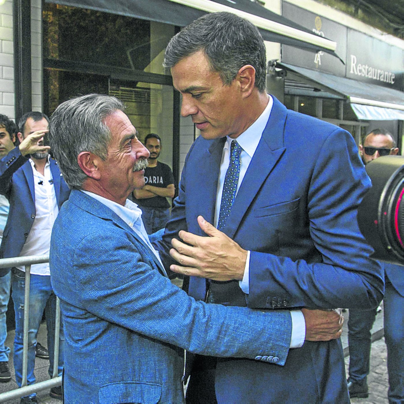 Sánchez advierte a Revilla por carta de que «vienen momentos duros»