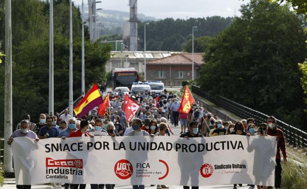 El comité de Sniace convoca una asamblea y concentración este viernes en la fábrica