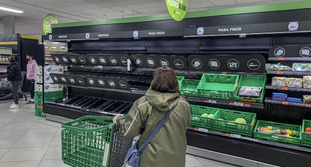 Vuelven las colas a los supermercados tras el anuncio del confinamiento de municipios