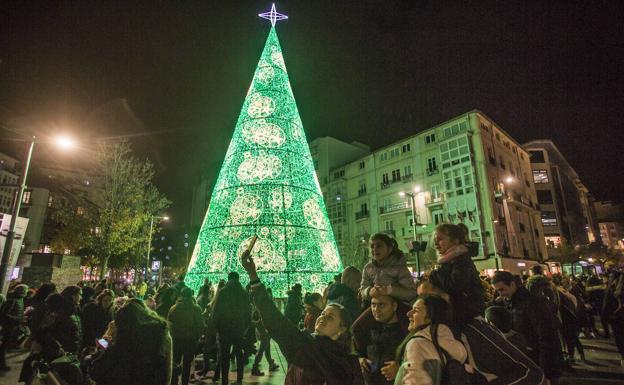 El PSOE no quiere más luces navideñas sino ayudas a los hosteleros y comerciantes santanderinos