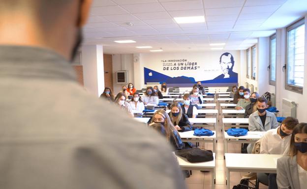 Los alumnos de la mitad de los grados de Cesine tendrán clases 'online' por el aumento de casos