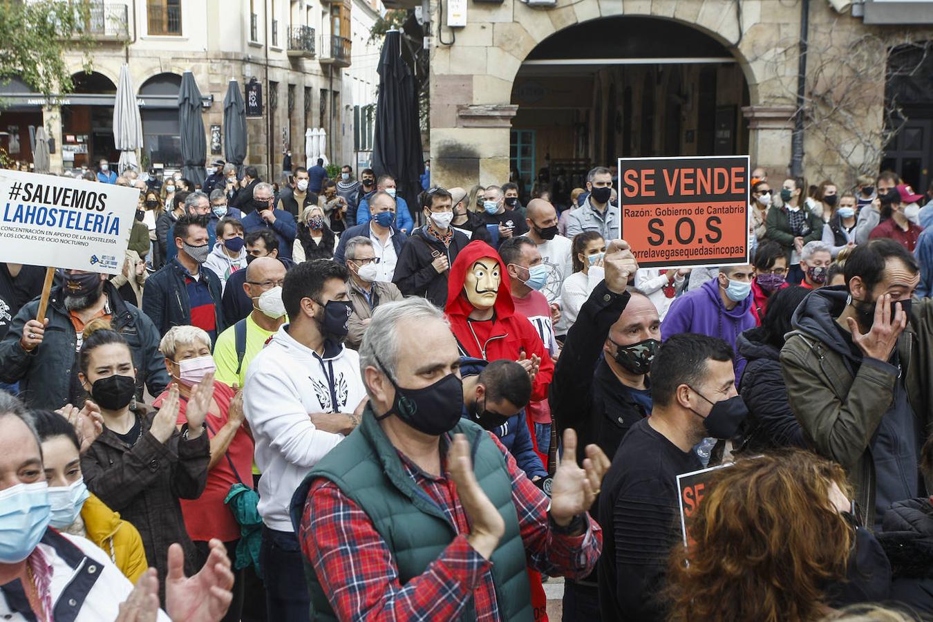 Concentración en apoyo de los hosteleros en Torrelavega