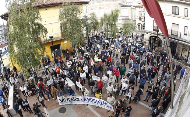 Los hosteleros de Torrelavega exigen medidas que les permitan trabajar