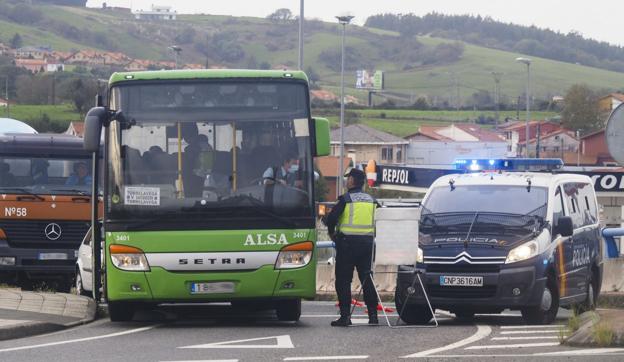 El difícil confinamiento de Santander, 40.000 vehículos y 96.000 personas entran a diario