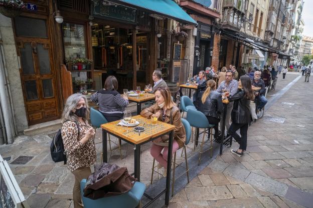 El buen tiempo y el cierre de muchos bares y restaurantes llenan las terrazas de Santander