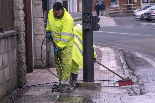 Los trabajadores de la limpieza viaria de Camargo irán a la huelga este martes