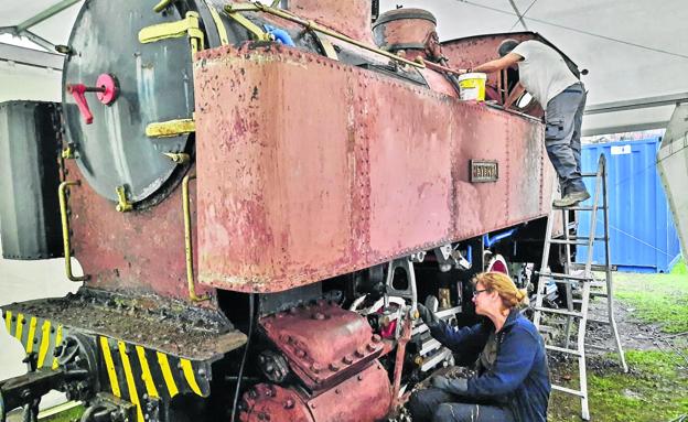 Puente Viesgo rehabilita la histórica locomotora de la Vía Verde del Pas