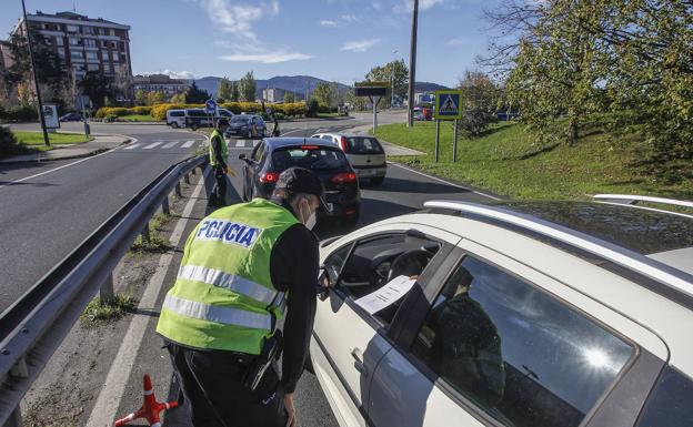 Cuatro controles policiales cercan Torrelavega durante una hora