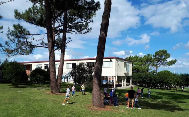 El positivo de una docente del colegio de Ribamontán al Mar cierra una de las aulas de dos años