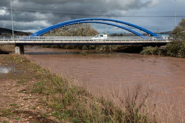 Los técnicos insisten en la necesidad de dragar el cauce del Híjar más de un metro