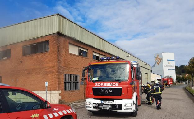 Los Bomberos de Camargo extinguen un incendio en una nave industrial de Maliaño
