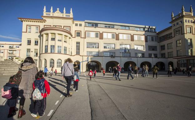 Colegios e institutos abren hoy sus puertas en la primera jornada de huelga educativa en Cantabria