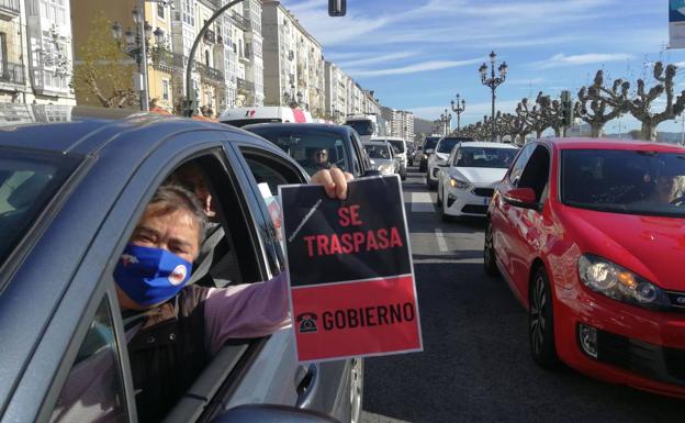 Multitudinaria protesta de los hosteleros, que dejan sentir su indignación por Santander y Torrelavega con sus caravanas