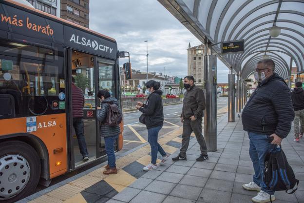 Quejas por las aglomeraciones en los autobuses tras la reducción de frecuencias