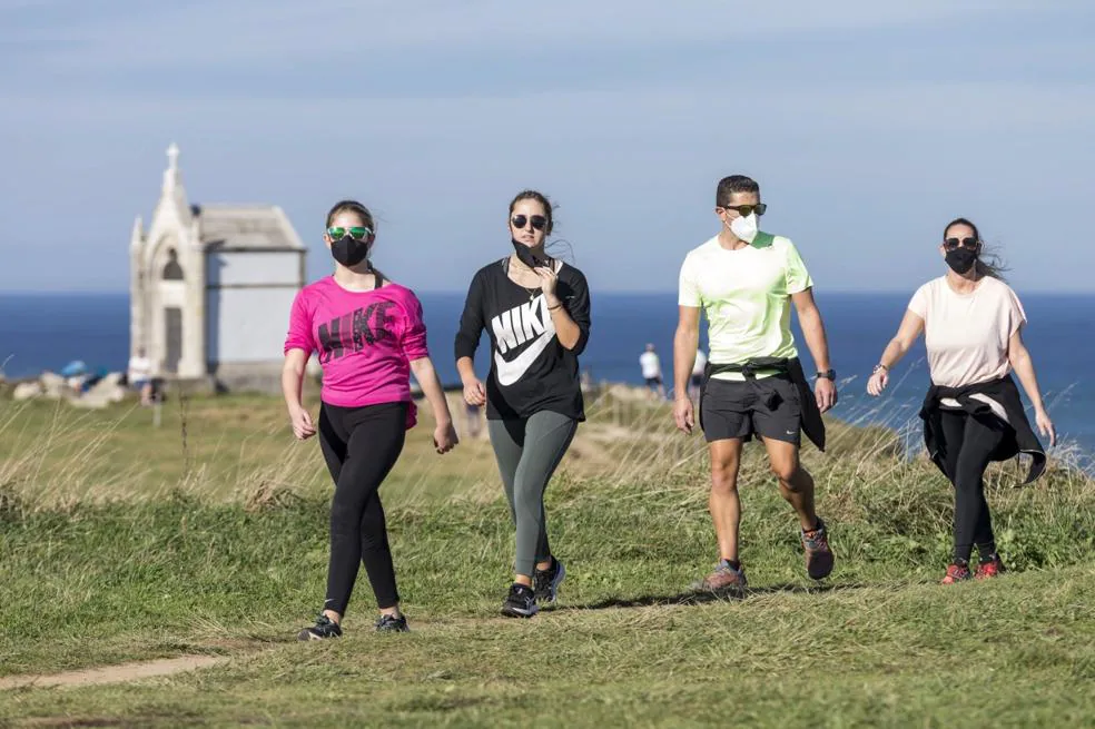 Los paseantes se confinan al aire libre