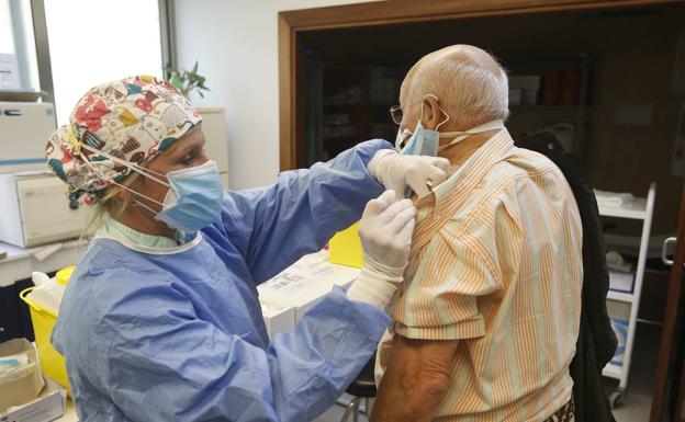 Enfermería replica a Sanidad: no les llegan vacunas contra la gripe