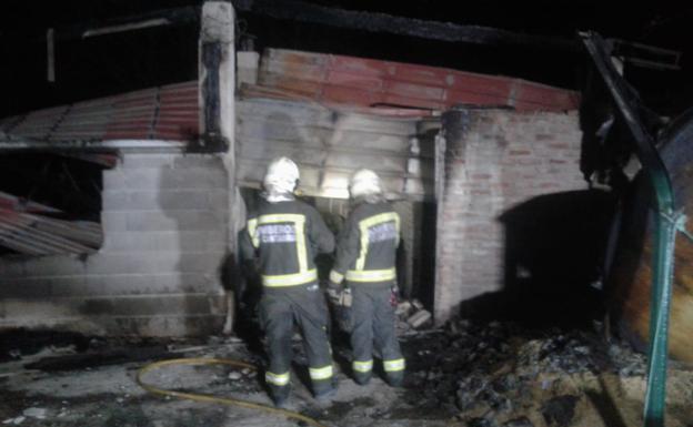 Mueren mil gallinas en el incendio de una nave avícola en La Cavada