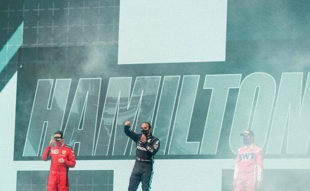 Hamilton entra por la puerta grande en el palacio de Schumacher