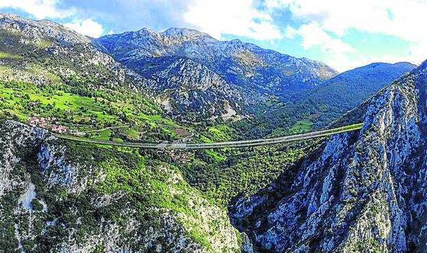 El puente colgante de Peñarrubia está más cerca y «atrae a inversores»