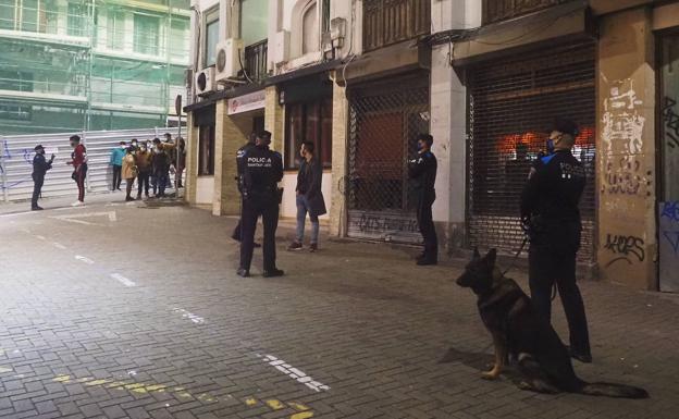 La Policía de Santander denuncia a 84 personas por no llevar mascarilla, a 51 por saltarse el toque de queda y a 73 por hacer botellón