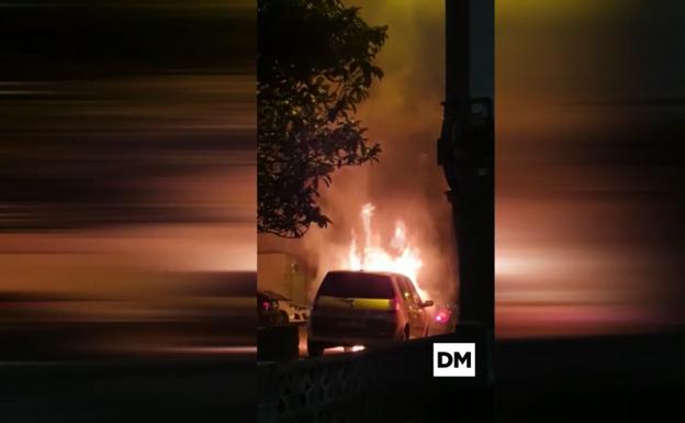 El incendio de un coche estacionado afecta a otro vehículo y a un bajo comercial en General Dávila