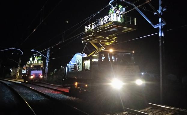 Adif finaliza la mejora de la catenaria en el tramo de vía Reinosa-Los Corrales