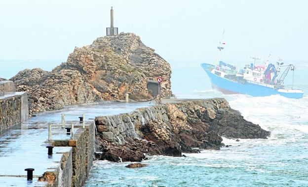 Los pescadores de San Vicente piden un estudio para prolongar el rompeolas