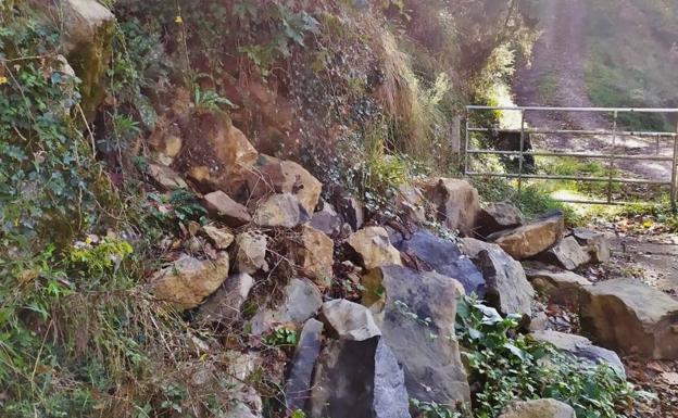 San Felices denuncia el deterioro de los accesos a la cueva Hornos de la Peña