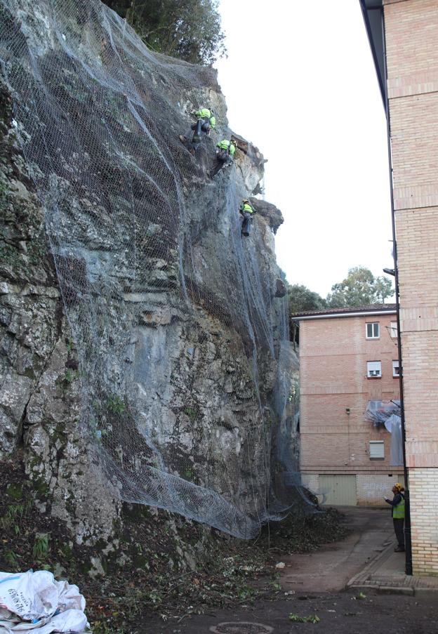 Laredo instala una malla en la ladera del barrio El Pelegrín para evitar desprendimientos