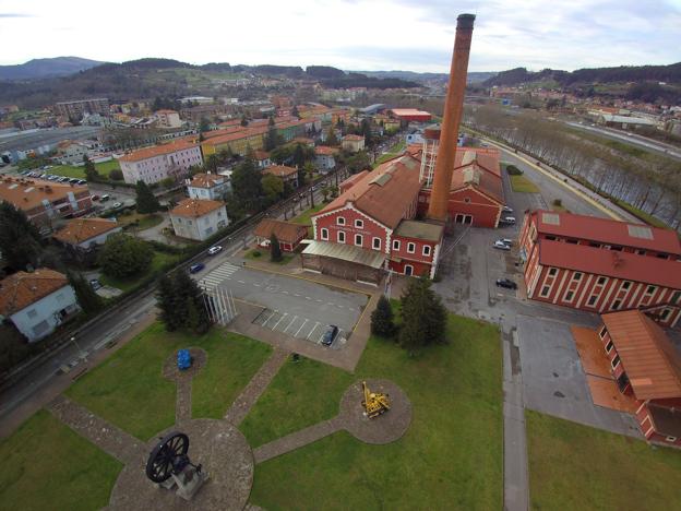 Torrelavega muestra su malestar con el Gobierno por el BIC de La Lechera