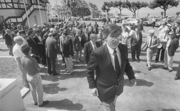 El PSOE homenajea a Ernest Lluch en Santander en el vigésimo aniversario de su asesinato por ETA