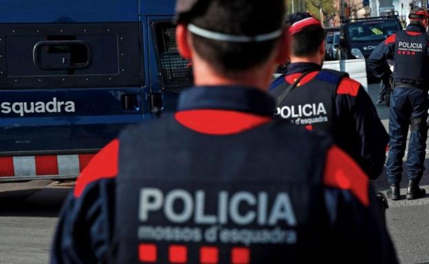 Los Mossos investigan la muerte de una mujer en un piso de Barcelona