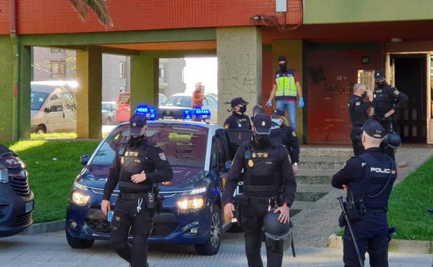 La Policía Nacional erradica un punto negro de venta de droga en el barrio de Cazoña