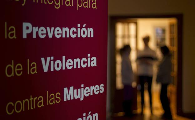 La teleasistencia móvil para víctimas de violencia de género apoya a 74 mujeres