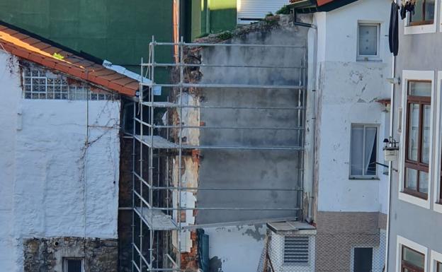 Comienza la demolición del muro situado en la parcela de Flavióbriga en Castro