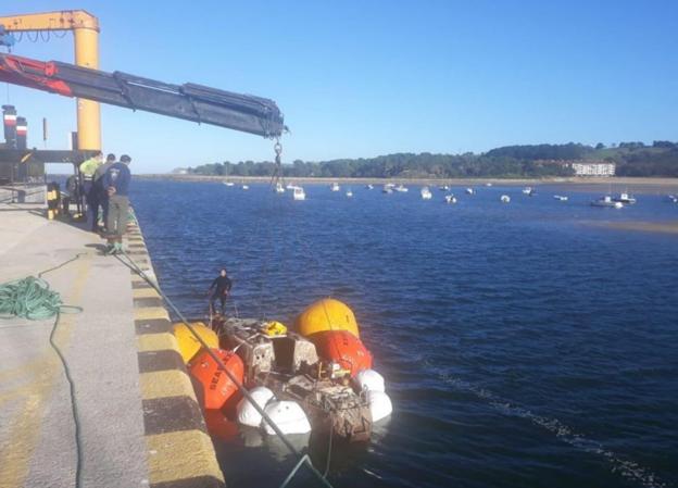 Reflotado el velero hundido en la bahía de San Vicente hace dos años