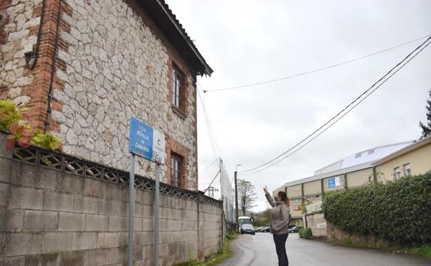 «Como nadie arregle este tejado, un día puede ocurrir una desgracia a la salida del colegio»
