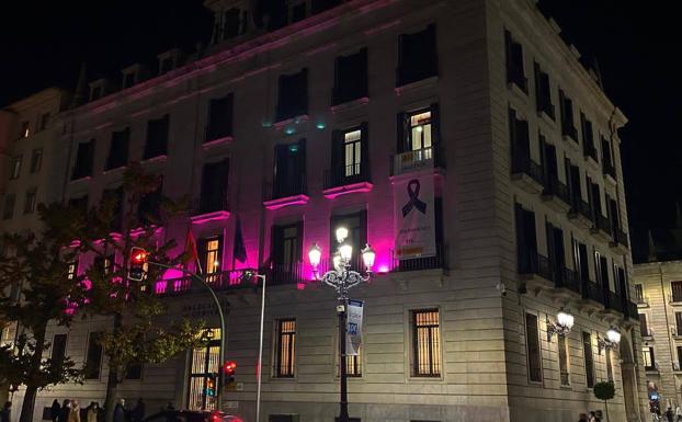 La fachada de la Delegación se ilumina de morado por primera vez para conmemorar el 25N
