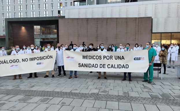 Médicos cántabros se concentran ante los centros sanitarios para pedir la retirada del decreto sobre contratación