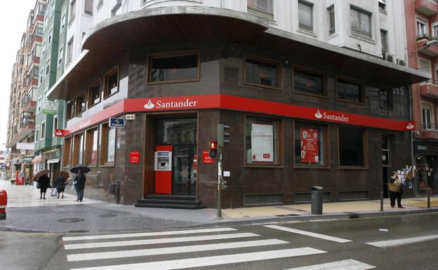 El Banco Santander plantea cerrar casi el 49% de sus oficinas en Cantabria