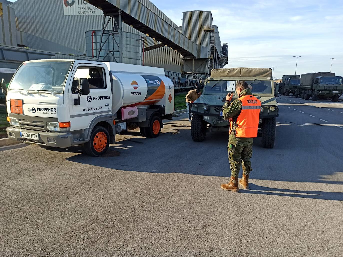 Desembarque de vehículos y material militar del Ejército de Tierra en el Puerto de Santander