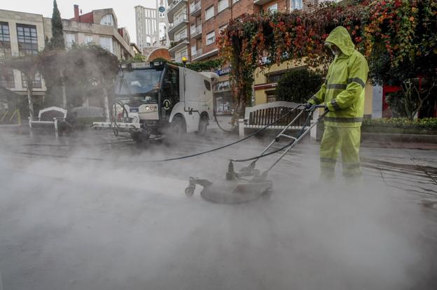 El servicio de limpieza viaria de Torrelavega se refuerza con la contratación de ocho barrenderos