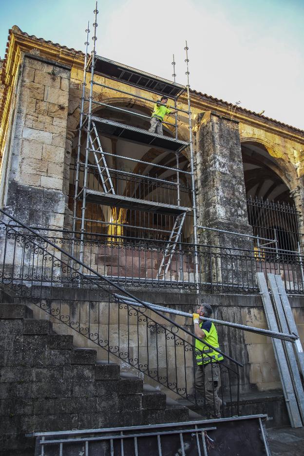 El futuro de la iglesia de Santa María de Laredo comienza por el tejado