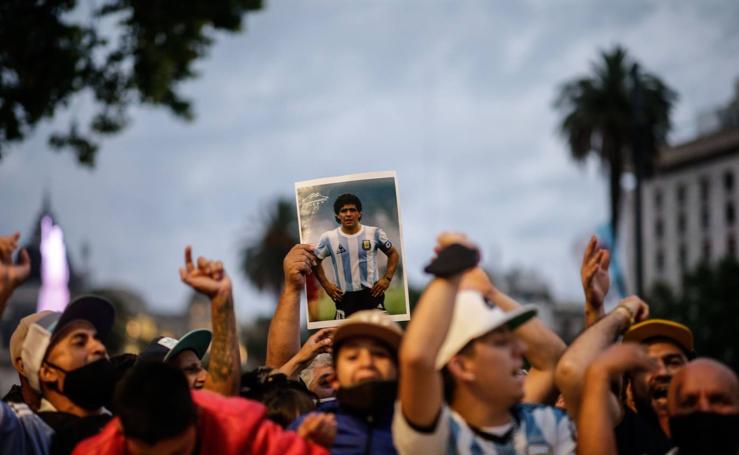 Miles de argentinos desconsolados se despiden ya de Maradona en un multitudinario velatorio