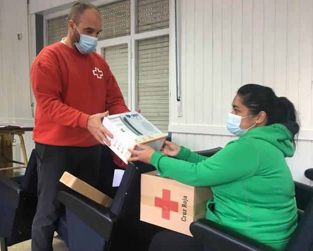 Cruz Roja hace entrega en Potes de un kit de eficiencia energética a quince familias